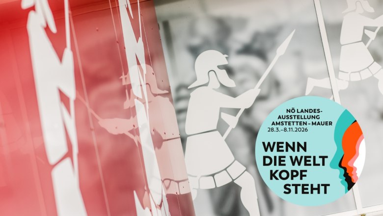 Römerwelt, © Mostviertel Tourismus/schwarz-koenig.at Grafik von römischen Soldaten mit Speeren und einem Kreis mit Text zur Ausstellung in Amstetten-Mauer.