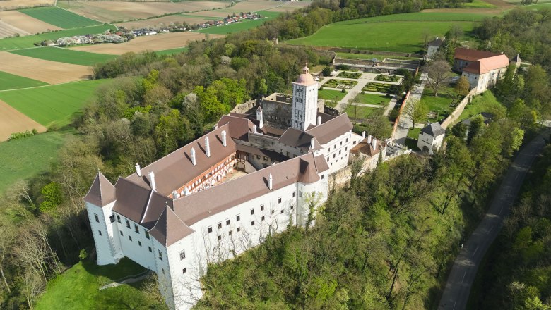 Schallaburg, © Rupert Pessl Luftaufnahme der Schallaburg mit umliegender Landschaft.