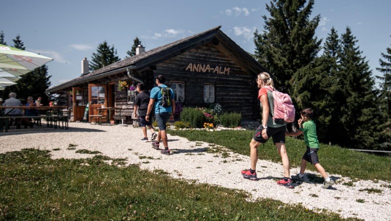 Annaberg Lifte, © jollyschwarz.com Wandernde Familien und Ausflugsgäste erreichen die gemütliche Anna-Alm inmitten der Berglandschaft – ein beliebter Einkehrort mit uriger Hüttenatmosphäre.