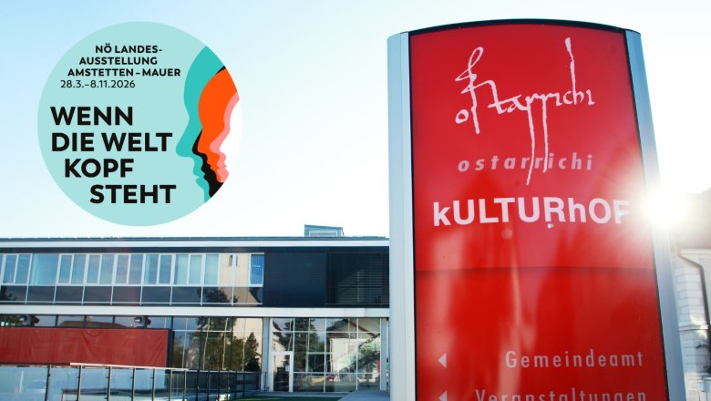 Eingang des Ostarrichi Kulturhofs mit Plakat der NÖ Landesausstellung 2026.
