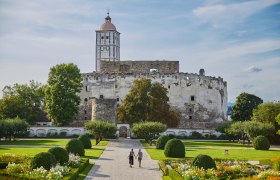 Schallaburg mit Garten und zwei Personen auf dem Weg.
