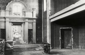 Innenansicht eines verlassenen Raumes mit Kamin und Motorrad.