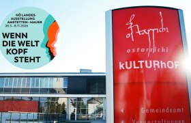 Eingang des Ostarrichi Kulturhofs mit Plakat der NÖ Landesausstellung 2026.