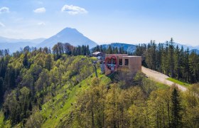 Luftaufnahme der Zipline Annaberg mit Berglandschaft im Hintergrund.
