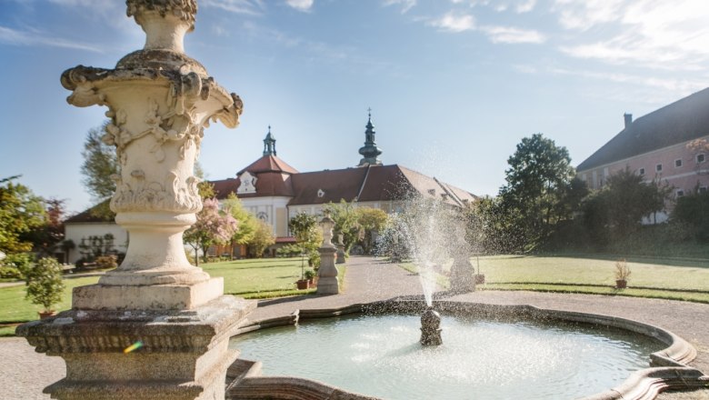 Ein Brunnen im Garten des Stifts Seitenstetten.