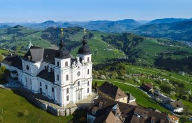 Luftaufnahme der Basilika Sonntagberg in einer grünen Hügellandschaft.