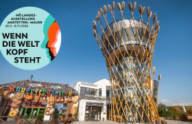 Gebäude mit Turm aus Weizenähren und Knusperhäuschen, Plakat für NÖ Landesausstellung 2026.