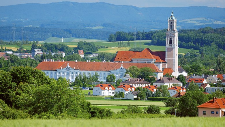 Panorama des Stifts Herzogenburg mit umliegender Landschaft.