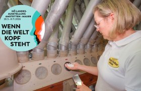 Eine Frau in einem weißen Polohemd mit dem Logo der Rosenfellner Mühle prüft Mehl in einer Mühle. Ein Plakat der NÖ Landesausstellung ist eingeblendet.