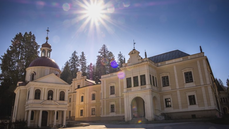 T&ouml;pperschloss Neubruck bei Sonnenschein mit blauer Himmel und B&auml;umen im Hintergrund.