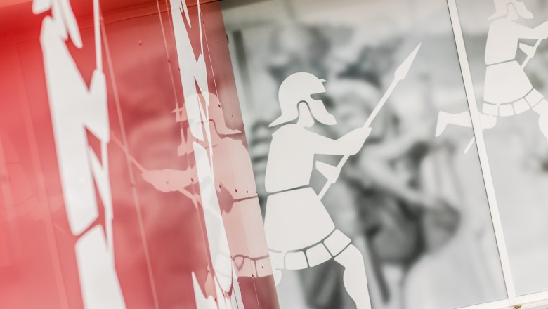 Grafik von römischen Soldaten auf einer Glaswand.